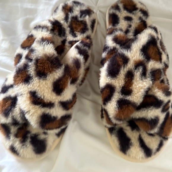 Super soft, leopard print Kris Kross slippers. Size 9-10 $10 - Picture 3 of 3